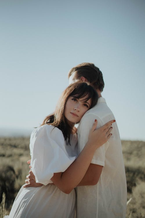 白衬衫的女人拥抱白衬衫的女人 · 免费素材图片