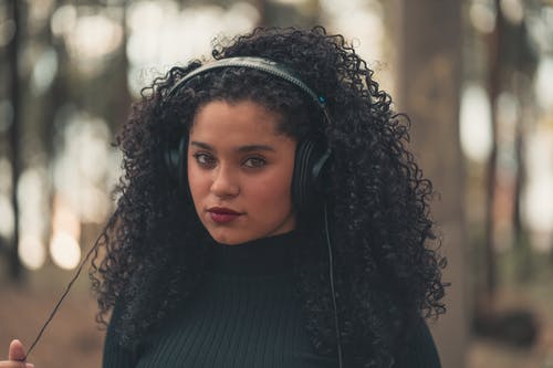 黑色高领衬衫的女人 · 免费素材图片