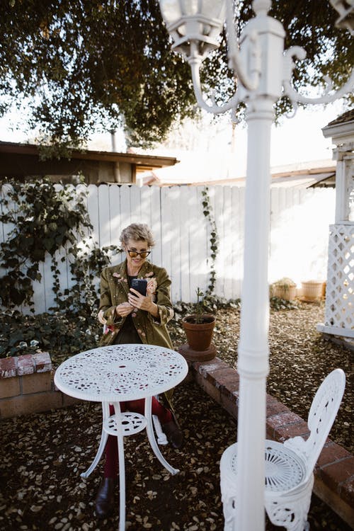 有关3C用品, 坐, 垂直拍摄的免费素材图片