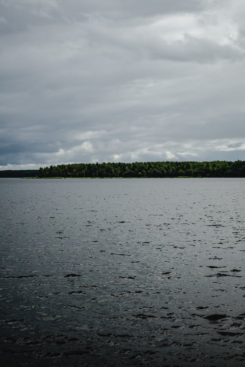 平静的湖面 · 免费素材图片