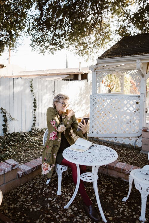 有关3C用品, 坐, 垂直拍摄的免费素材图片