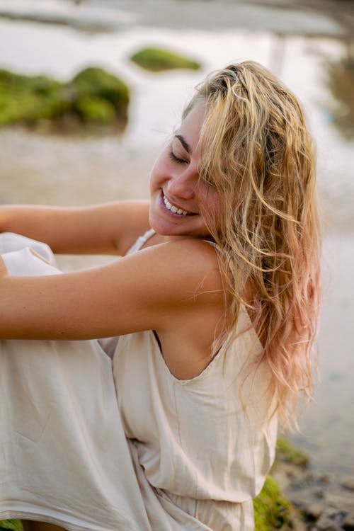 一个金发女人微笑的特写镜头 · 免费素材图片