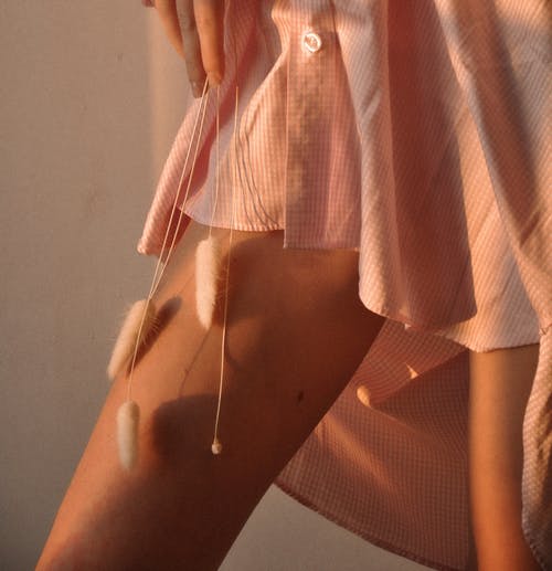 粉色和白色条纹纽扣衬衫的女人 · 免费素材图片
