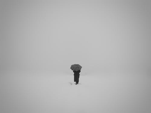 白色表面上的黑色和白色球 · 免费素材图片