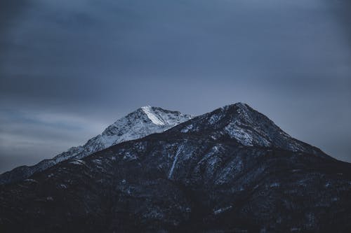 雪覆盖的山，在灰色的天空下 · 免费素材图片