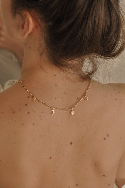 女人穿着白珍珠吊坠的银项链 · 免费素材图片
