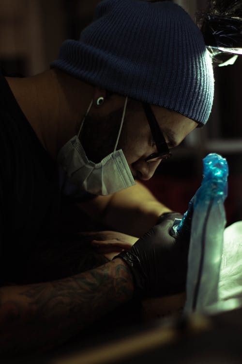 有关（顶部有小羊毛球的）羊毛帽子, 垂直拍摄, 握住的免费素材图片