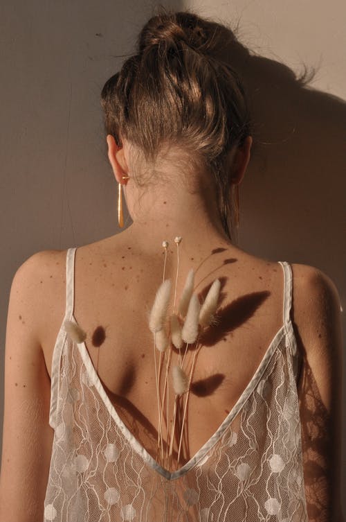 白色蕾丝意大利面条皮带顶部的女人 · 免费素材图片
