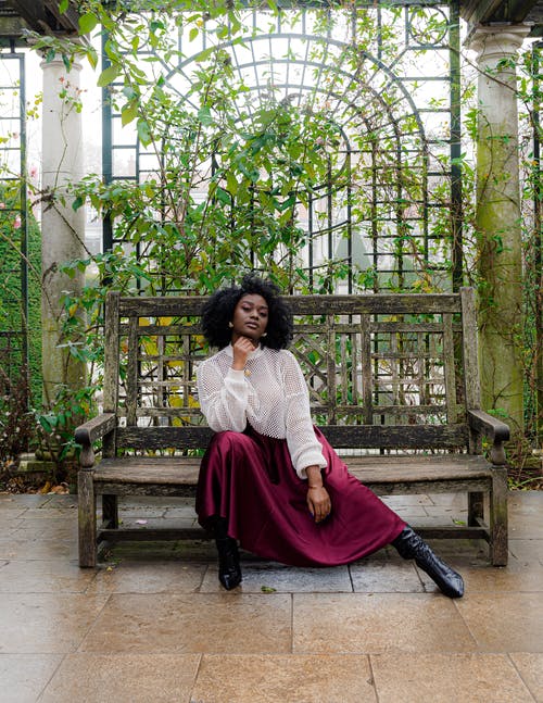 有关坐, 垂直拍摄, 手托住下巴的免费素材图片