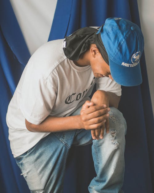 有关人, 垂直拍摄, 室内的免费素材图片