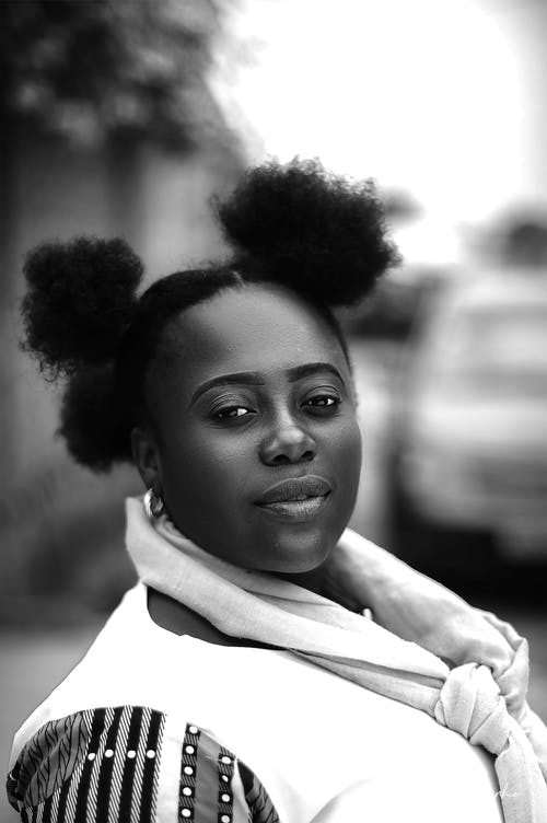 有关垂直拍摄, 灰阶, 看着镜头的免费素材图片