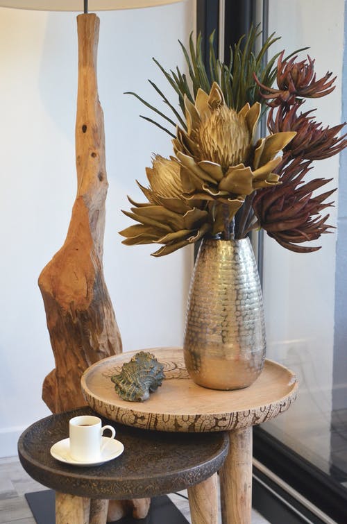 棕色和白色陶瓷花瓶棕色木制的桌子上 · 免费素材图片