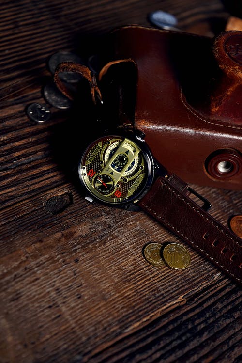 有关垂直拍摄, 手表, 木桌的免费素材图片
