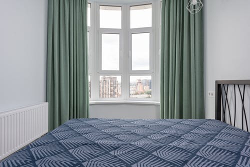 窗户附近的蓝色和白色床单 · 免费素材图片