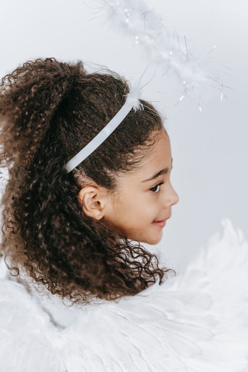 白色和黑色衬衫的女人 · 免费素材图片