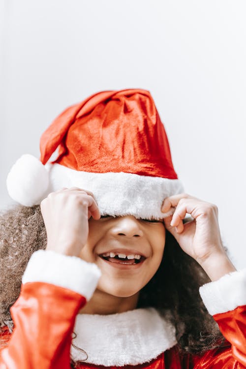 白色和红色的圣诞老人帽的女孩 · 免费素材图片