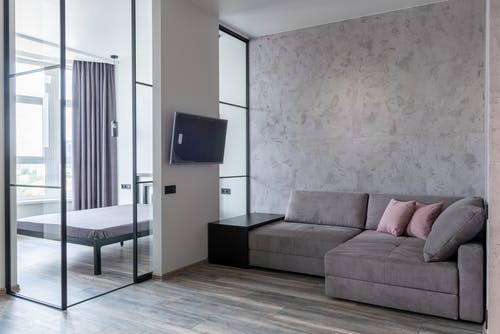 黑色纯平电视安装在白墙上 · 免费素材图片