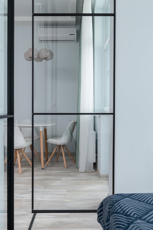 白色木框玻璃门 · 免费素材图片