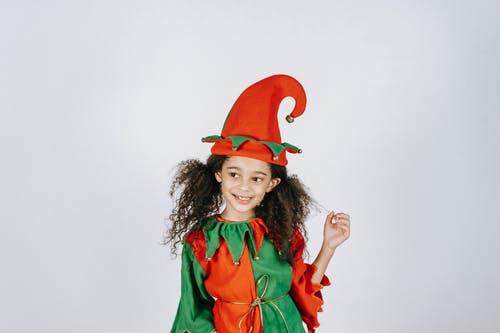 戴着红色帽子的绿色连衣裙的女孩 · 免费素材图片