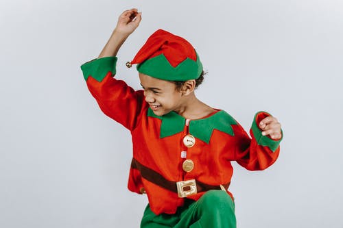 红色圣诞老人服装的男孩 · 免费素材图片