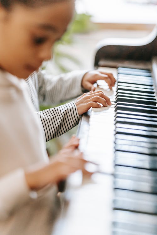弹钢琴的白色礼服衬衣的孩子 · 免费素材图片