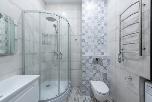 浴室内的白色陶瓷浴缸 · 免费素材图片