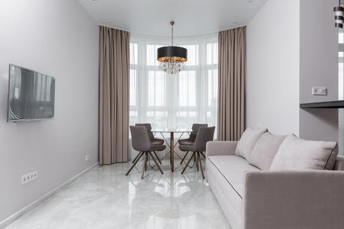 黑色金属框架白色软垫椅子 · 免费素材图片