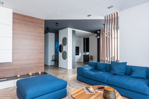 棕色木桌旁边的蓝色沙发 · 免费素材图片