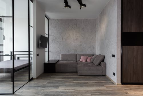 黑色木门附近的棕色和红色沙发 · 免费素材图片