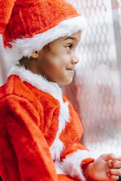 红色圣诞老人帽子的孩子 · 免费素材图片