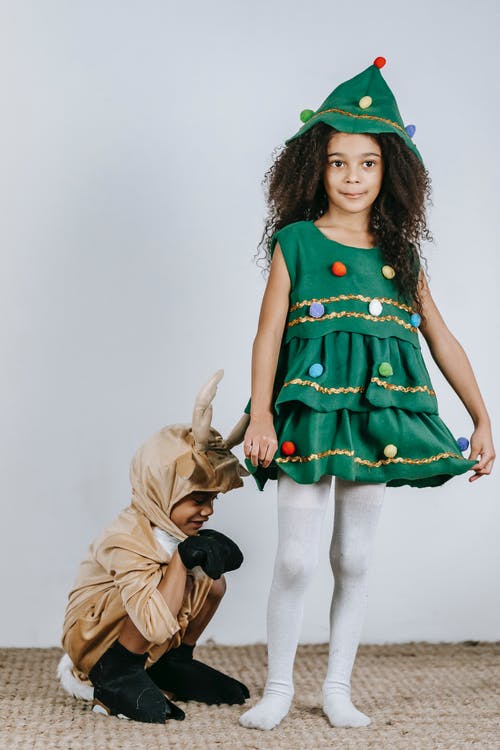 绿色和红色无袖连衣裙的女人 · 免费素材图片