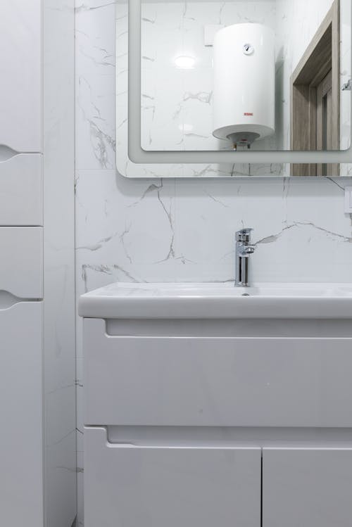 白色陶瓷水槽带水龙头 · 免费素材图片