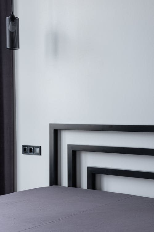 白墙与黑木门 · 免费素材图片