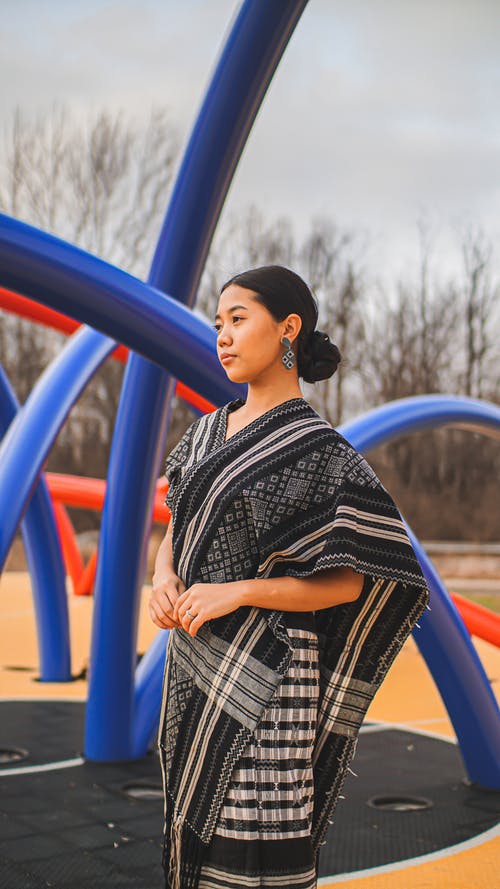 有关传统服装, 传统服饰, 拍照片的免费素材图片