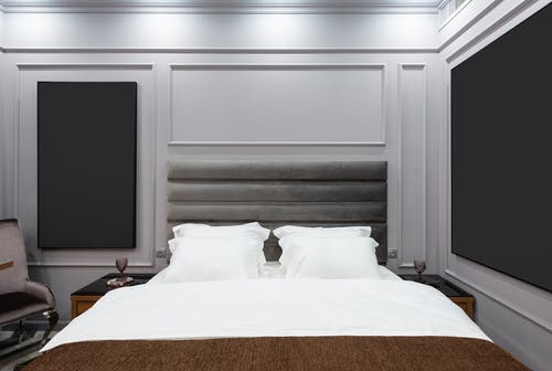 躺在床上靠近窗户的人 · 免费素材图片