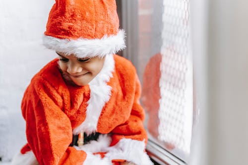 婴儿在红色和白色的圣诞老人的帽子 · 免费素材图片