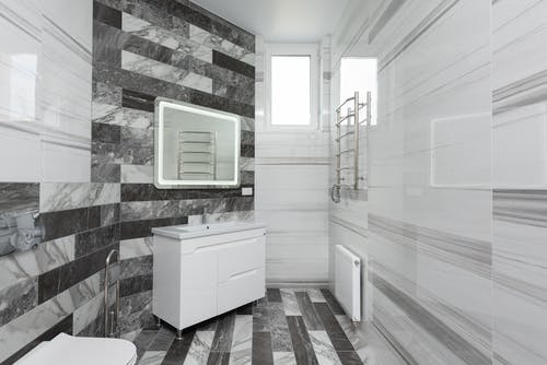 白色陶瓷浴缸旁边的白色陶瓷水槽 · 免费素材图片