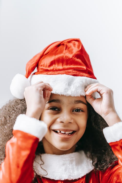 圣诞老人帽微笑的女人 · 免费素材图片