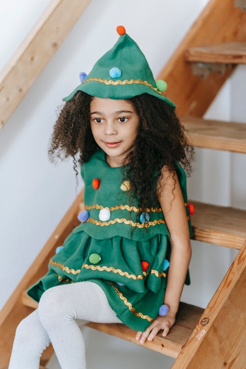 绿色的裙子，坐在棕色的木椅上的女孩 · 免费素材图片