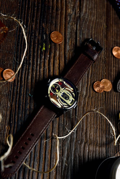 有关垂直拍摄, 工作室拍摄, 手表的免费素材图片