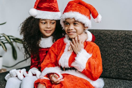 圣诞老人服装微笑的女孩 · 免费素材图片