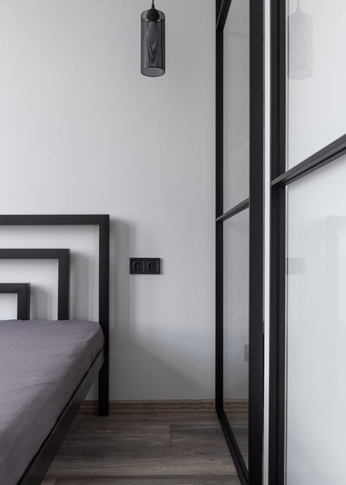 白色床上用品在床上 · 免费素材图片