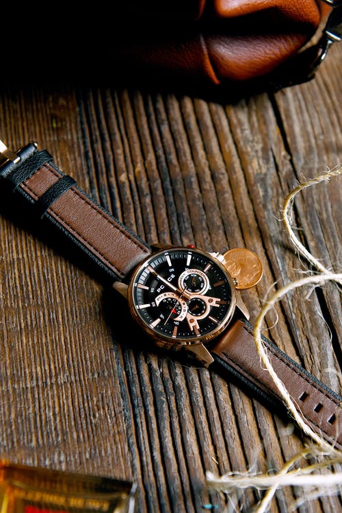 有关垂直拍摄, 手表, 木桌的免费素材图片