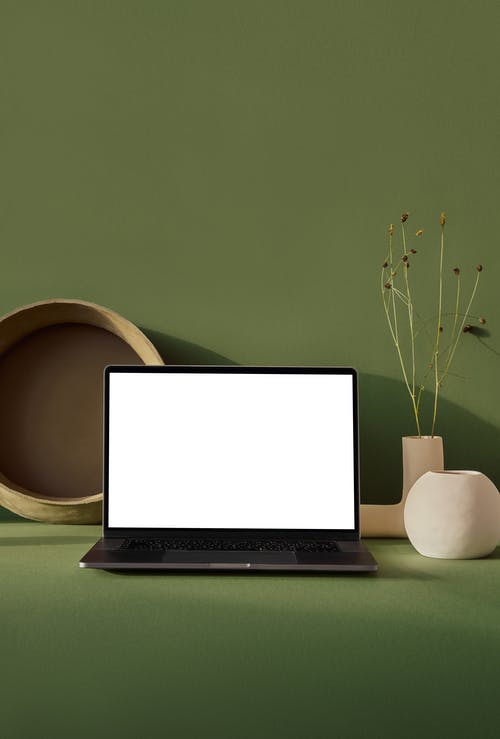 绿色桌上的macbook Pro · 免费素材图片