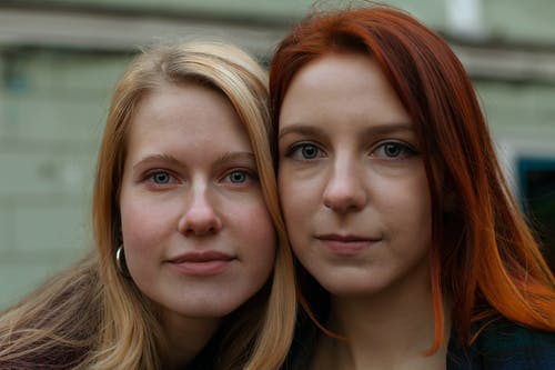 有关双胞胎, 发色, 咖啡色头发的女人的免费素材图片