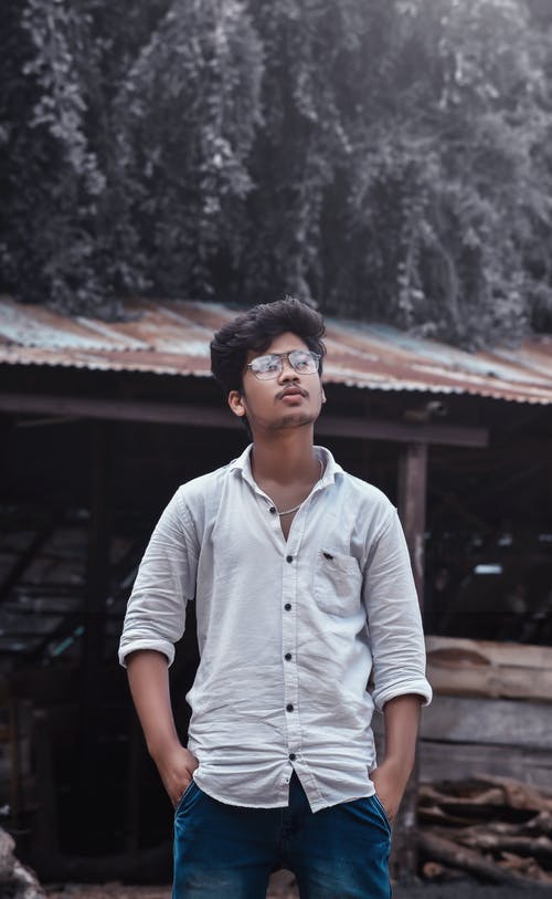 有关@户外, 双手插在口袋里, 垂直拍摄的免费素材图片