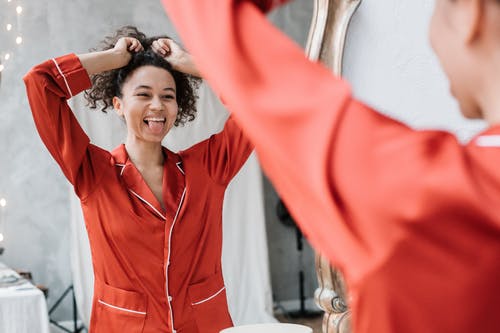 有关人, 伸出舌头, 修理头发的免费素材图片