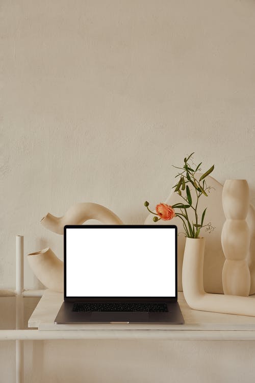 Macbook Pro白色木制的桌子上 · 免费素材图片