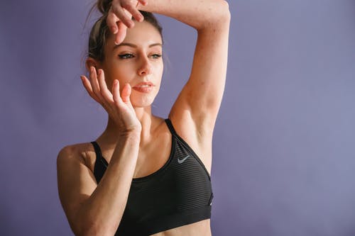 黑色运动胸罩的女人 · 免费素材图片