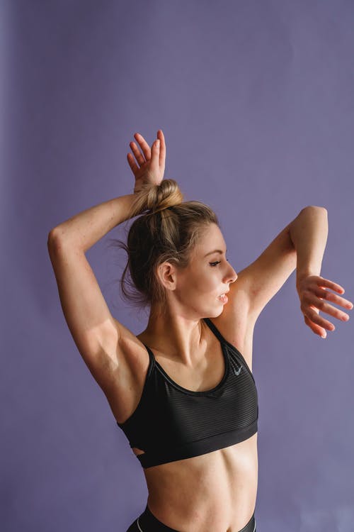 黑色背心的女人 · 免费素材图片